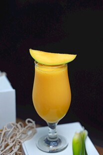 杯装鲜榨芒果汁