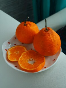 盘中新鲜橘子