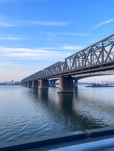 晴日跨江铁桥风光