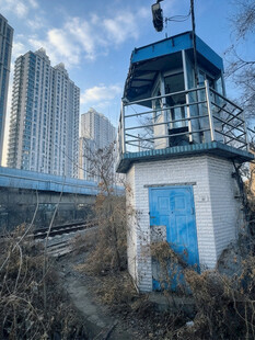城市岸边蓝顶岗亭