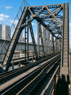 城市铁路钢桥风光