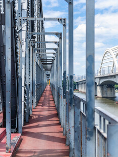 老式铁桥步行通道