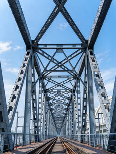铁路钢桁架大桥