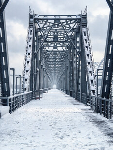 冬日积雪铁桥景观