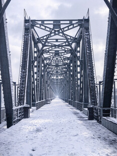 雪后钢架铁桥