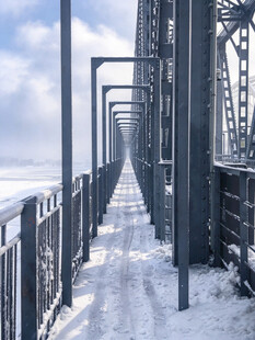 冬日积雪铁桥步道