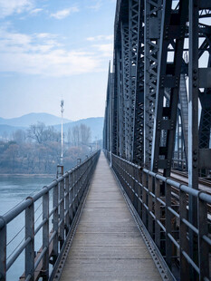 江畔铁桥步道风景