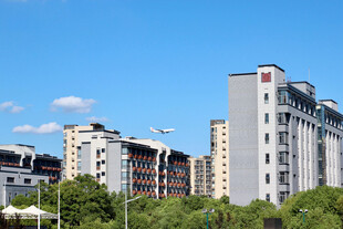蓝天下的城市住宅建筑群