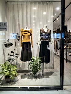 女装店橱窗展示