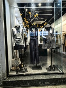 服装店橱窗展示