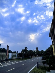 蓝天下的城市道路