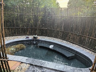 户外庭院温泉泡池