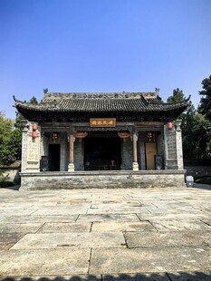 蓝天下的中式古建大殿