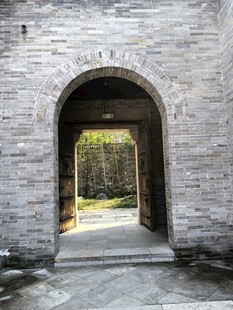古建青砖拱门入口