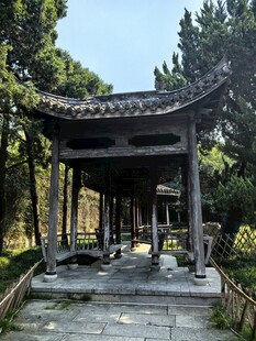 林间中式古亭