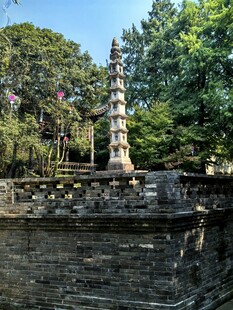 水畔古塔园林风光