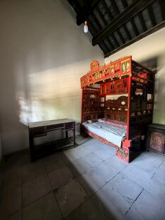古宅传统雕花卧室