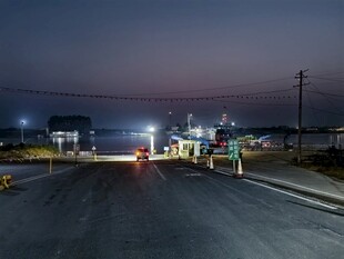傍晚郊外公路夜景