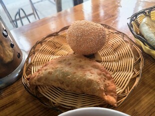 竹编筛网盛放特色面食
