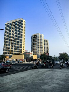 城市临街高层街景