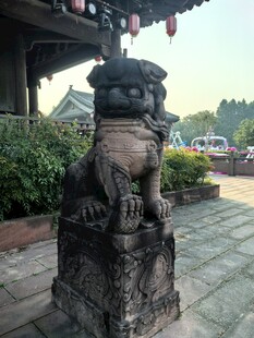 古建前的石狮子