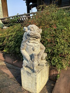 户外古旧石狮子雕像