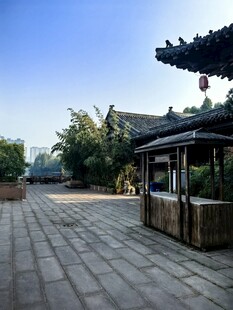 古街晴日石板道风光