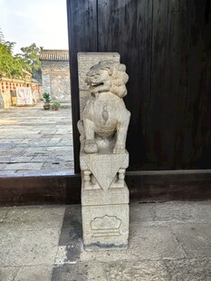 中式古宅门旁石狮子