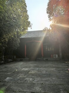 阳光下的古建庭院