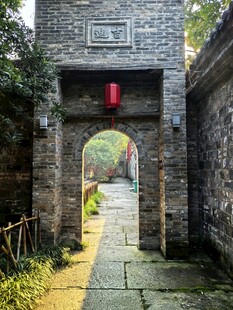 中式古宅青砖拱门