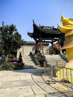 古建山门晴日风光