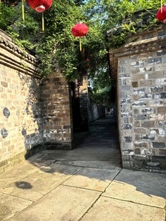 古宅门口红灯笼小景