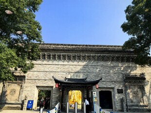 中式古建门楼晴日景观