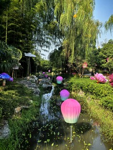 公园林间彩色景观灯