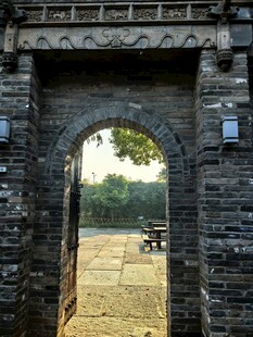 中式古建青砖拱门