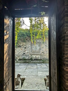 隔窗眺望户外街景
