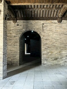 古建砖砌拱门场景