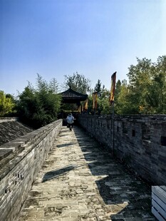 古城墙步道晴日风光