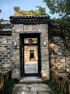 中式古宅青砖门楼