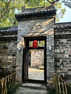传统中式古宅院门