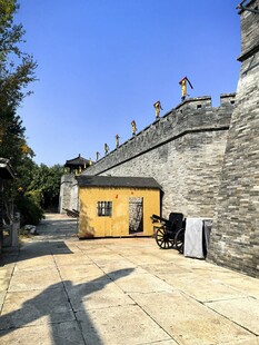古城墙下晴日小屋景致