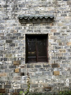 青砖墙上的中式古窗