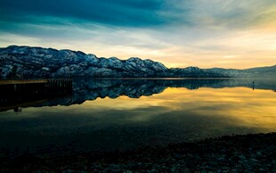 黄昏湖山美景