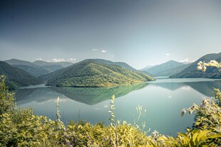 山间湖泊秀丽风光