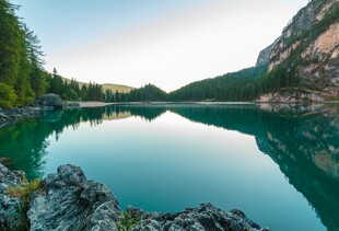 山间碧湖静谧风光
