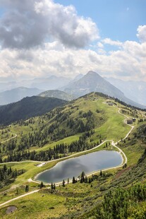 山间草甸湖泊风光