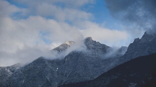 云雾缭绕的山野山峰