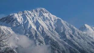 蓝天下的巍峨雪山