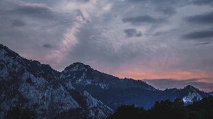 黄昏山野暮色风光