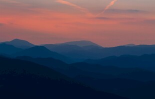 黄昏层叠山峦美景